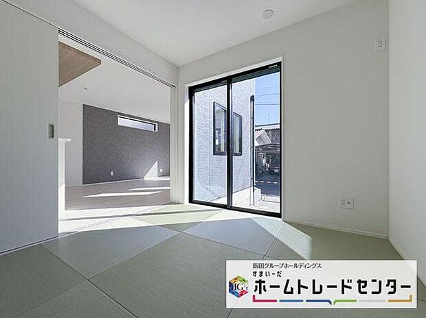 【リビング以外の居室】◆リビングと隣接したお部屋では、ゴロゴロする、お子様を寝かせる、客間として利用するなど、ライフスタイルに合わせて変化をもたらすことができます。