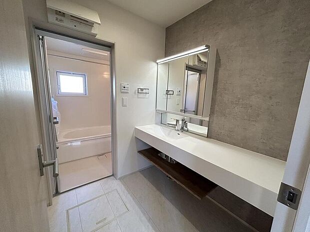 【洗面台・洗面所】◆洗面スペースはお掃除やメンテナンスが楽にできる様に設計されております。ドラム式の洗濯機を配置しても十分なスペースを確保した設計となっております。