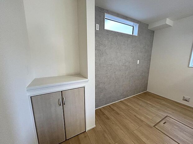 【キッチン】◆キッチン裏には収納スペースを完備！パントリーとしても使える便利なスペース♪