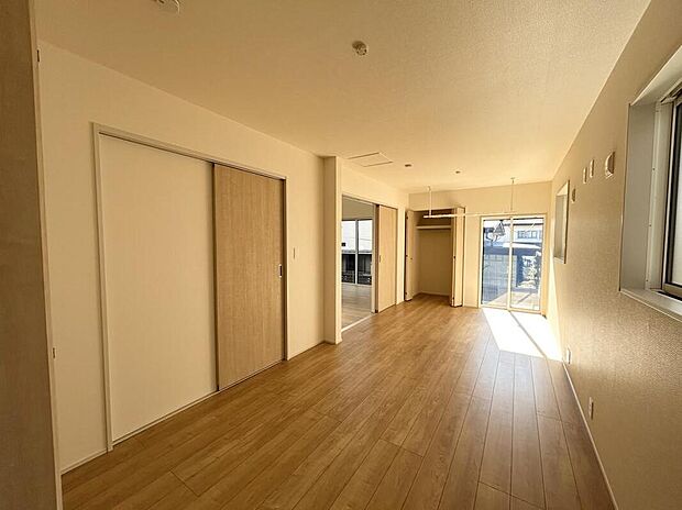 【リビング以外の居室】◆各居室にはそれぞれ収納を完備！しっかりとした容量のスペースを確保しているので、お部屋は美しい空間を保てますね♪