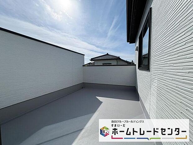 【バルコニー】◆南向きのバルコニーの前には雲以外に太陽を遮るものがありません。お洗濯物も乾きやすく、何より明るく気持ちのいい光が入ってきます。