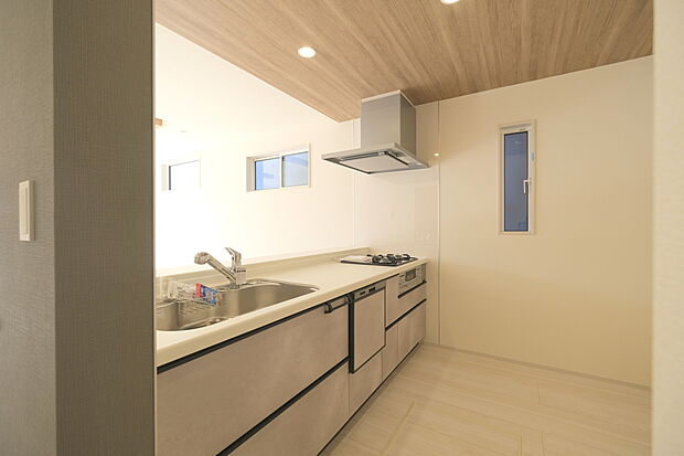 【リビング以外の居室】◆リビングと隣接したお部屋では、ゴロゴロする、お子様を寝かせる、客間として利用するなど、ライフスタイルに合わせて変化をもたらすことができます。