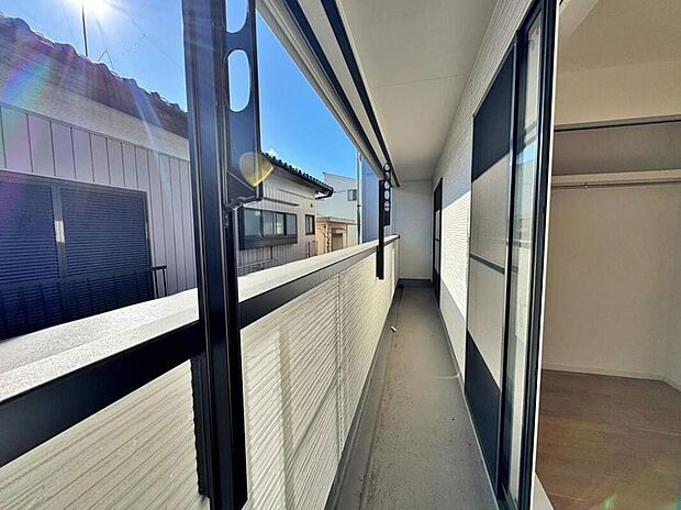 【バルコニー】◆南向きのバルコニーの前には雲以外に太陽を遮るものがありません。お洗濯物も乾きやすく、何より明るく気持ちのいい光が入ってきます。