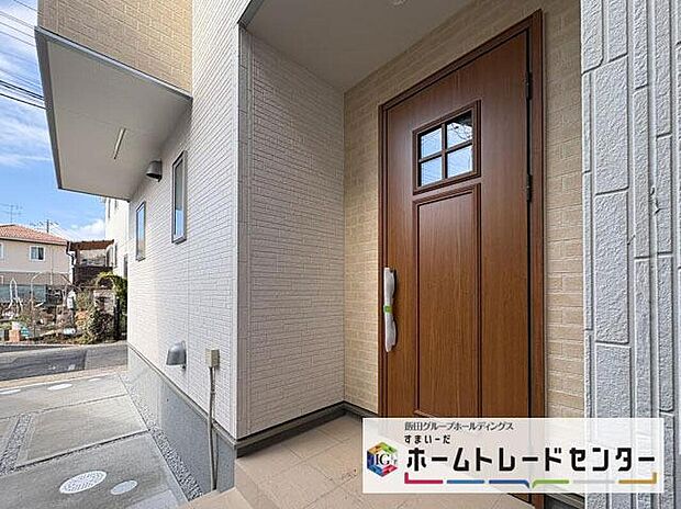 【玄関】◆TVモニター付きインターホンはカラーモニターで来訪者もひとめで分かります♪留守の間の来訪者が確認できる嬉しい録画機能付き!お子様が一人で留守番の間も安心です。