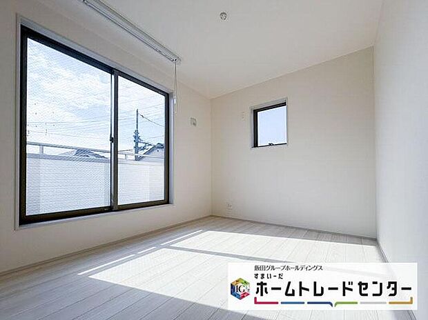 【リビング以外の居室】◆居室のサッシにはペアガラスを採用、高い断熱性による省エネと結露対策に有効です。室内を快適な空間に代えてくれます。現地の通風や採光も実際にご確認下さいませ。