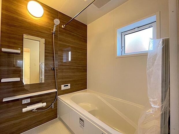 【浴室】◆毎日の疲れをいやす浴室は1坪タイプです。足を伸ばしてゆっくりとくつろげます。浴室暖房乾燥機も標準装備です♪