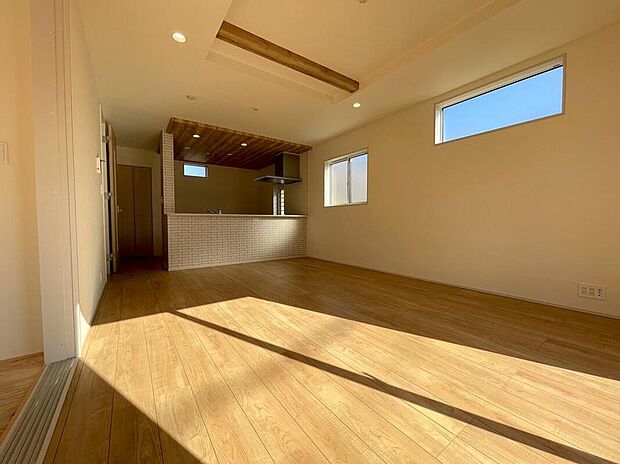 【リビング】◆南向きの大きな窓から明るい陽射しがたっぷり入ります。一日を通して陽射しをしっかり取り込んでくれる2面採光なので、夜まで照明いらずで過ごせます♪