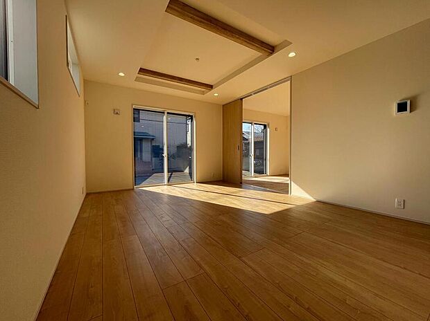 【リビング】◆リビングを温かく居心地の良い空間にしてくれる木目調の柔らかな風合い。休日はご家族みんなの癒しや憩いの場となってくれます♪