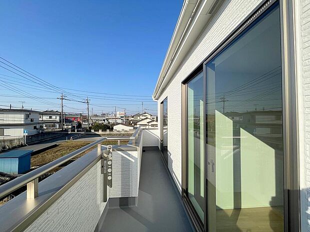 【バルコニー】◆南向きのバルコニーの前には雲以外に太陽を遮るものがありません。お洗濯物も乾きやすく、何より明るく気持ちのいい光が入ってきます。