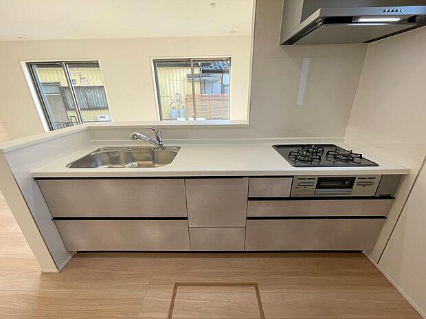 【キッチン】◆人気の対面式キッチン。お食事の準備をしながらでもご家族とのコミュニケーションを楽しめます♪ぜひご見学の際にはキッチンに立ち、生活をイメージしてください。