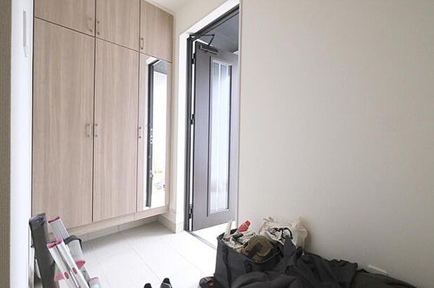 【玄関】◆お家で出会う人々を迎える玄関だからこそ、広々清潔感あふれる空間にしたいものです。採光・通風にも配慮された設計で毎日明るい空間をキープします♪