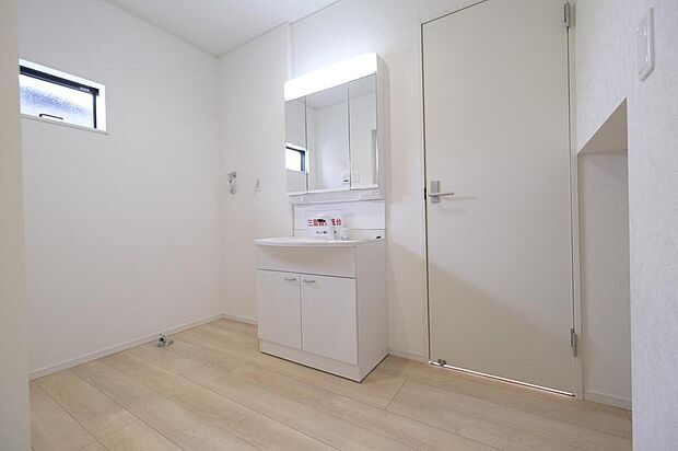 【洗面台・洗面所】◆洗面スペースはお掃除やメンテナンスが楽にできる様に設計されております。ドラム式の洗濯機を配置しても十分なスペースを確保した設計となっております。