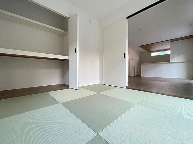 【リビング以外の居室】◆リビングと隣接したお部屋では、ゴロゴロする、お子様を寝かせる、客間として利用するなど、ライフスタイルに合わせて変化をもたらすことができます。