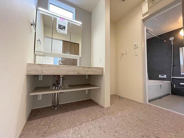 【洗面台・洗面所】◆洗面スペースはお掃除やメンテナンスが楽にできる様に設計されております。ドラム式の洗濯機を配置しても十分なスペースを確保した設計となっております。