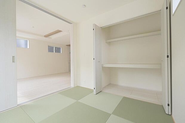 【リビング以外の居室】◆リビングと隣接したお部屋では、ゴロゴロする、お子様を寝かせる、客間として利用するなど、ライフスタイルに合わせて変化をもたらすことができます。