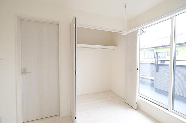 【リビング以外の居室】◆2階の各居室にはそれぞれ収納を完備！しっかりとした容量のスペースを確保しているので、お部屋は美しい空間を保てますね♪