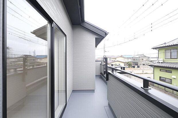 【バルコニー】◆南向きのバルコニーの前には雲以外に太陽を遮るものがありません。お洗濯物も乾きやすく、何より明るく気持ちのいい光が入ってきます。