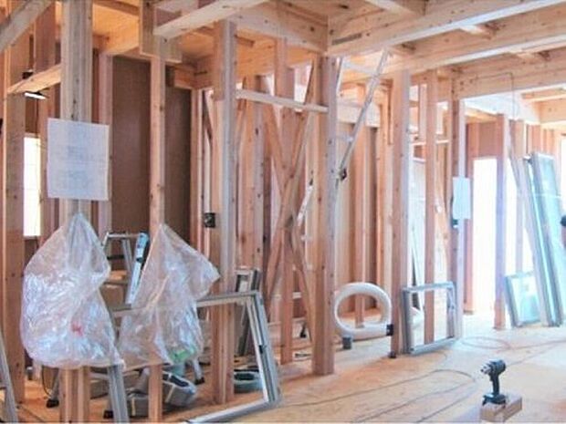 【 横からの力に耐える「筋交い」】柱と柱の対角線に取り付けられるもので、片方向の片筋交い、両方向のたすき筋交いがある。在来工法では、必要箇所に筋交い耐力壁を配置し補強します。