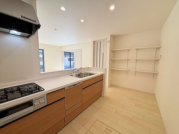【キッチン】◆人気の対面式キッチン。お食事の準備をしながらでもご家族とのコミュニケーションを楽しめます♪ぜひご見学の際にはキッチンに立ち、生活をイメージしてください。