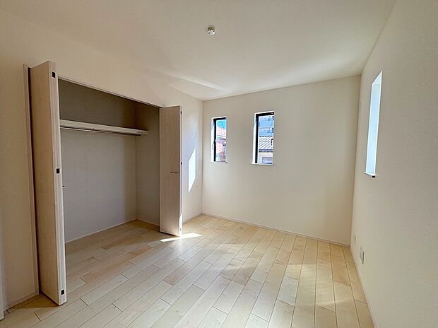 【リビング以外の居室】◆居室のサッシにはペアガラスを採用、高い断熱性による省エネと結露対策に有効です。室内を快適な空間に代えてくれます。現地の通風や採光も実際にご確認下さいませ。