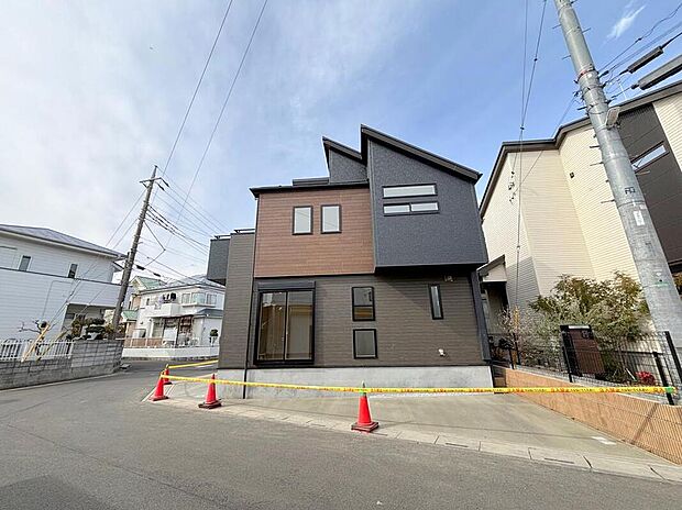 【前面道路含む現地写真】◆平日・お仕事帰りなど、いつでもご案内させていただきます！デザイン・目に見える設備面も大切ですが、耐震構造で地震に強い家の為、次代へ繋ぐ強固な住宅です。