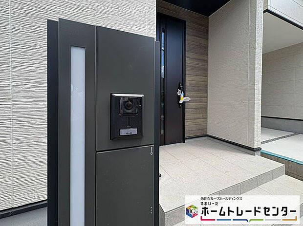 【玄関】◆TVモニター付きインターホンはカラーモニターで来訪者もひとめで分かります♪留守の間の来訪者が確認できる嬉しい録画機能付き!お子様が一人で留守番の間も安心です。