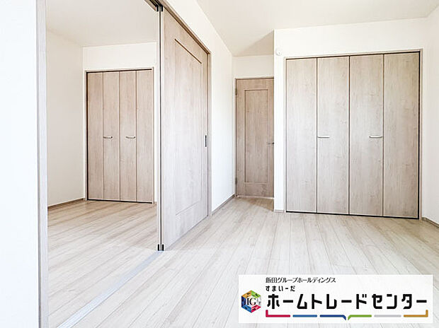 【ベッドルーム】◆2階の各居室にはそれぞれ収納を完備！しっかりとした容量のスペースを確保しているので、お部屋は美しい空間を保てますね♪
