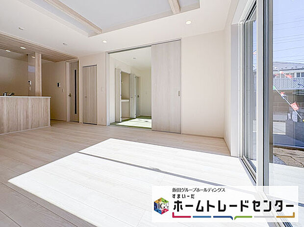 【リビングルーム】◆大きな窓は遮音性に優れたペアガラスの窓となっています。リビングでたくさんはしゃいで遊んでも、お子様の声を気にしなくて大丈夫です♪