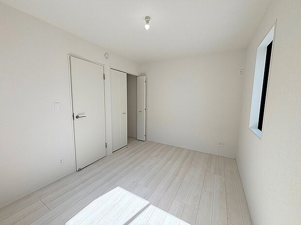 【リビング以外の居室】◆居室のサッシにはペアガラスを採用、高い断熱性による省エネと結露対策に有効です。室内を快適な空間に代えてくれます。現地の通風や採光も実際にご確認下さいませ