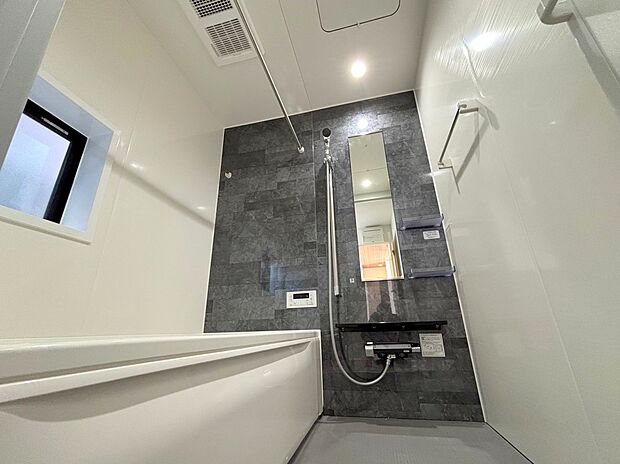 【浴室】◆毎日の疲れをいやす浴室は1坪タイプです。足を伸ばしてゆっくりとくつろげます。浴室暖房乾燥機も標準装備です♪