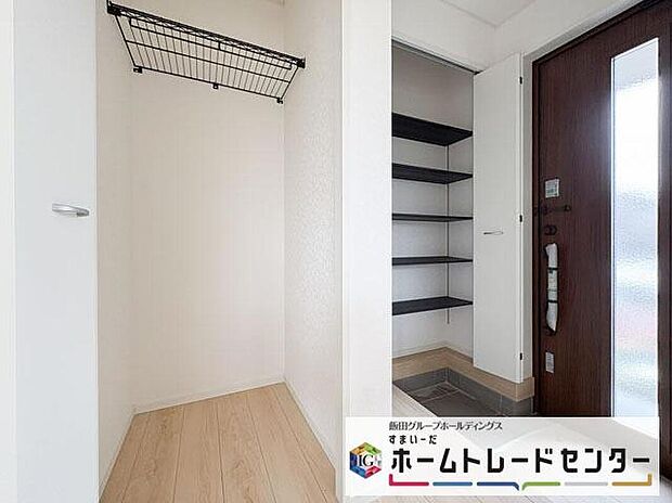 【玄関】◆お家で出会う人々を迎える玄関だからこそ、広々清潔感あふれる空間にしたいものです。採光・通風にも配慮された設計で毎日明るい空間をキープします♪