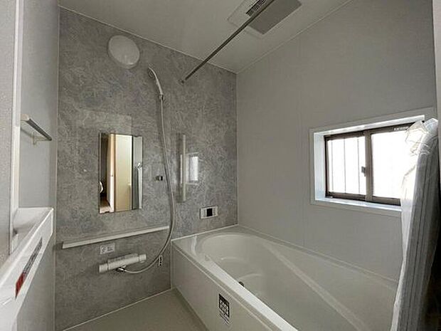 【浴室】◆毎日の疲れをいやす浴室は1坪タイプです。足を伸ばしてゆっくりとくつろげます。浴室暖房乾燥機も標準装備です♪