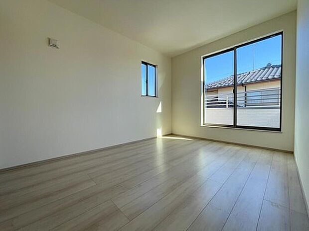 【リビング以外の居室】◆居室のサッシにはペアガラスを採用、高い断熱性による省エネと結露対策に有効です。室内を快適な空間に代えてくれます。現地の通風や採光も実際にご確認下さいませ。