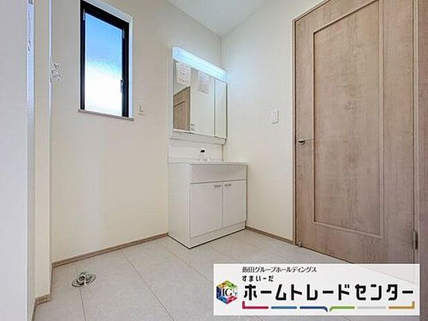 【洗面台・洗面所】◆洗面スペースはお掃除やメンテナンスが楽にできる様に設計されております。ドラム式の洗濯機を配置しても十分なスペースを確保した設計となっております。