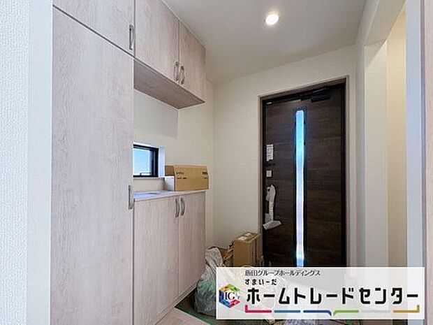 【玄関】◆お家で出会う人々を迎える玄関だからこそ、広々清潔感あふれる空間にしたいものです。採光・通風にも配慮された設計で毎日明るい空間をキープします♪