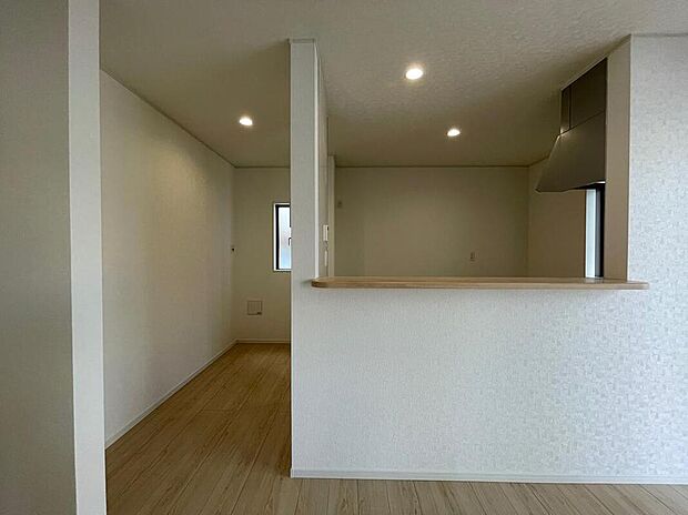 【リビング】◆大きな窓は遮音性に優れたペアガラスの窓となっています。リビングでたくさんはしゃいで遊んでも、お子様の声を気にしなくて大丈夫です♪