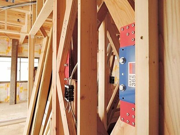 【 共同開発により完成した制震装置『SAFE365』】住宅の持っている、もともとの耐震性能を維持していくために重要な役割を果たす制振装置『SAFE365』。高層ビルの制震装置にも使われている粘弾性素材を活用したもので、優れた地震エネルギーの吸収を実現します。