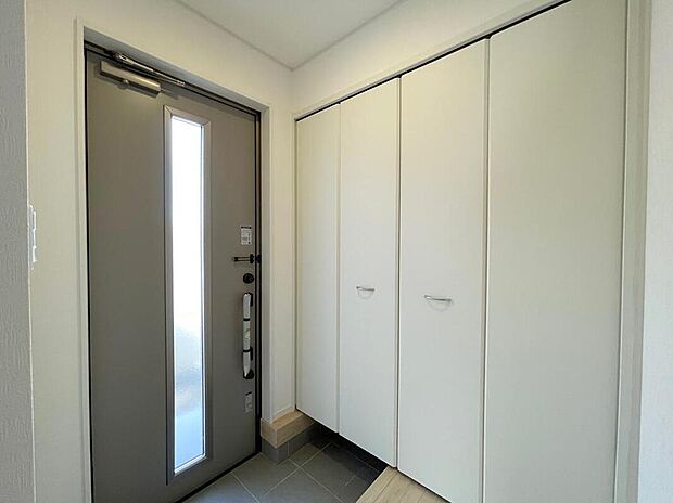 【玄関】◆お家で出会う人々を迎える玄関だからこそ、広々清潔感あふれる空間にしたいものです。採光・通風にも配慮された設計で毎日明るい空間をキープします♪