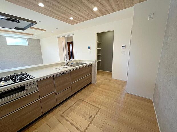 【キッチン】◆人気の対面式キッチン。お食事の準備をしながらでもご家族とのコミュニケーションを楽しめます♪ぜひご見学の際にはキッチンに立ち、生活をイメージしてください。