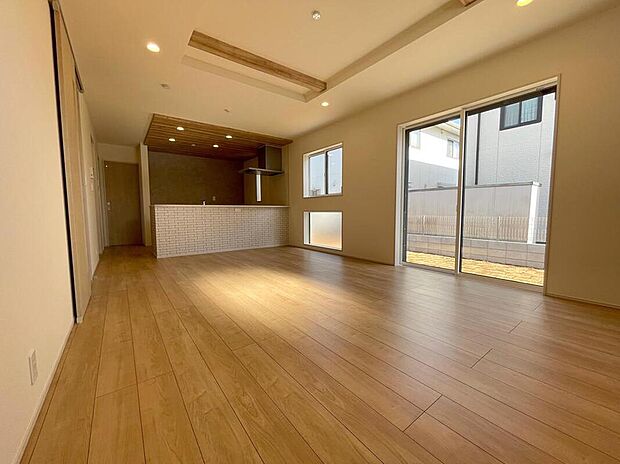 【リビング】◆大きな窓は遮音性に優れたペアガラスの窓となっています。リビングでたくさんはしゃいで遊んでも、お子様の声を気にしなくて大丈夫です♪