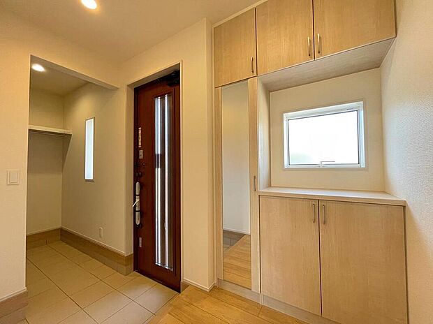 【玄関】◆お家で出会う人々を迎える玄関だからこそ、広々清潔感あふれる空間にしたいものです。採光・通風にも配慮された設計で毎日明るい空間をキープします♪