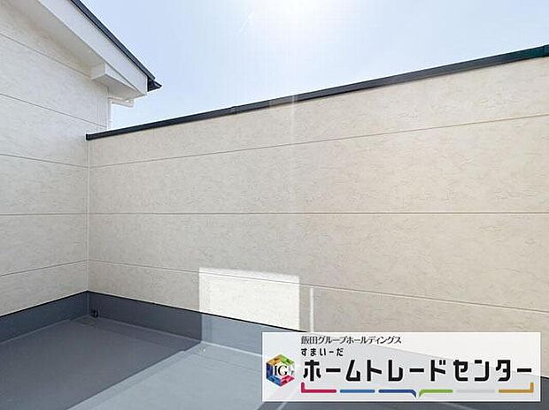 【バルコニー】◆南向きのバルコニーの前には雲以外に太陽を遮るものがありません。お洗濯物も乾きやすく、何より明るく気持ちのいい光が入ってきます。