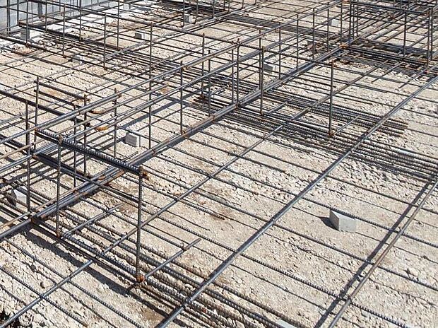 【ベタ基礎は「鉄筋コンクリート造」】耐震性を発揮する鉄筋入りスラブー体基礎を採用。 地面から基礎上端までの高さを400mm以上確保。 地面からの湿気を防ぎ、不等沈下や地震時のねじれを防ぐ効果があり、白蟻に対する予防策としても有効です。