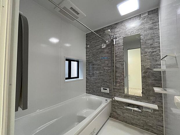 【浴室】◆毎日の疲れをいやす浴室は1坪タイプです。足を伸ばしてゆっくりとくつろげます。浴室暖房乾燥機も標準装備です♪