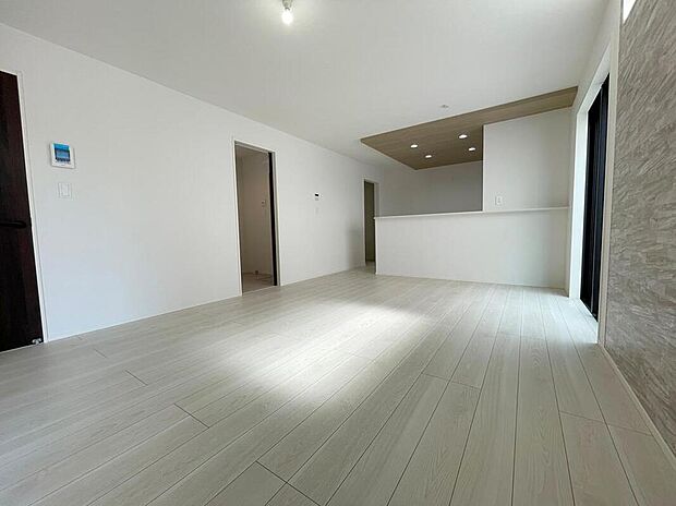 【リビング】◆リビングを温かく居心地の良い空間にしてくれる木目調の柔らかな風合い。休日はご家族みんなの癒しや憩いの場となってくれます♪