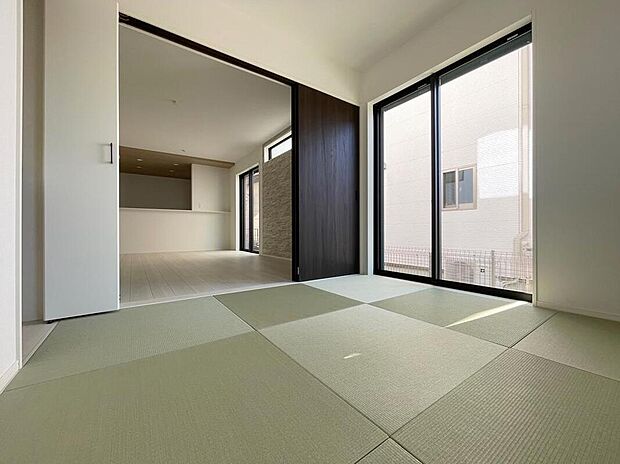 【リビング以外の居室】◆リビングと隣接したお部屋では、ゴロゴロする、お子様を寝かせる、客間として利用するなど、ライフスタイルに合わせて変化をもたらすことができます。