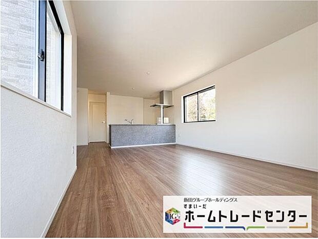 【リビング】◆LDKはご家族みんなが揃う大切な空間です♪テーブルやソファ、カーテン選び、レイアウトを考えるのも楽しいですね♪笑顔溢れる楽しい暮らしをイメージしながらご見学ください♪

