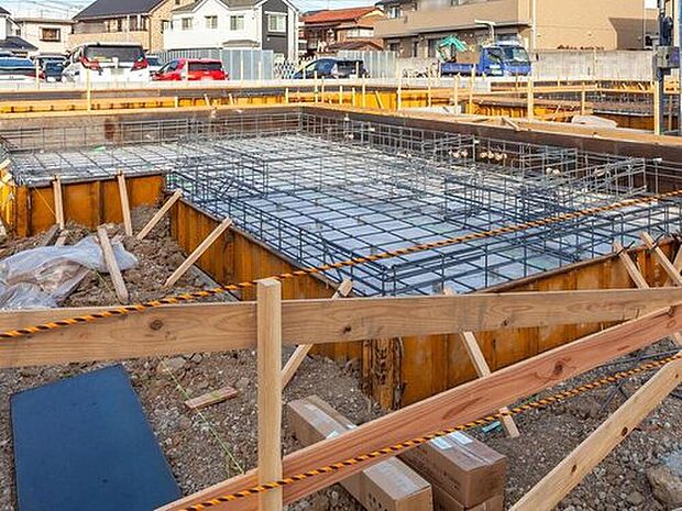 【 足元を支えるベタ基礎】立ち上がりと底面全体が一体の鉄筋コンクリート造（仕上がり幅150ｍｍ・底盤厚150ｍｍ）。「不同沈下」や「地面からの湿気」に対する有効な措置と言えます。また、基礎と土台とをつなぐアンカーボルトは、大きな地震などにより建物が基礎から外れたり持ち上げられたりしないための役割があります。