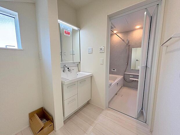 【洗面台・洗面所】◆洗面スペースはお掃除やメンテナンスが楽にできる様に設計されております。ドラム式の洗濯機を配置しても十分なスペースを確保した設計となっております。