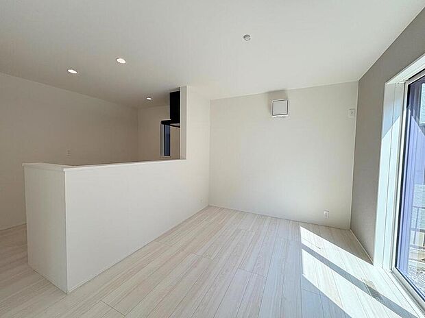 【リビング】◆リビングを温かく居心地の良い空間にしてくれる木目調の柔らかな風合い。休日はご家族みんなの癒しや憩いの場となってくれます♪